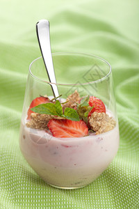 草莓酸奶配玉米花和薄荷图片