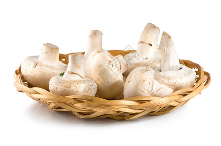 以白色背景隔离的蘑菇篮子图片
