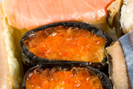 许多美味新鲜的日本寿司鱼子酱图片