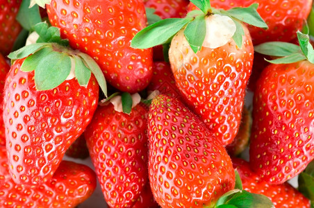 一些新鲜的红口水草莓图片