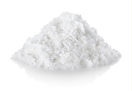 白色加工颗粒糖的堆积以白色背景隔离图片
