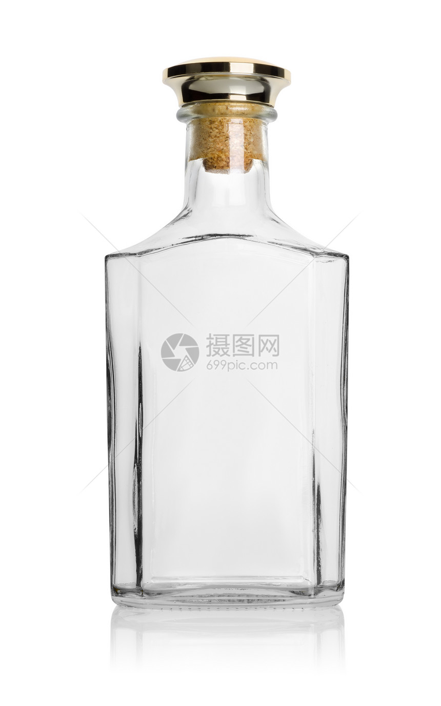 白色背景上孤立的空白兰地瓶图片