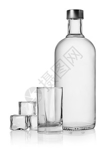 瓶装伏特加和冰方孤立在白色背景上图片