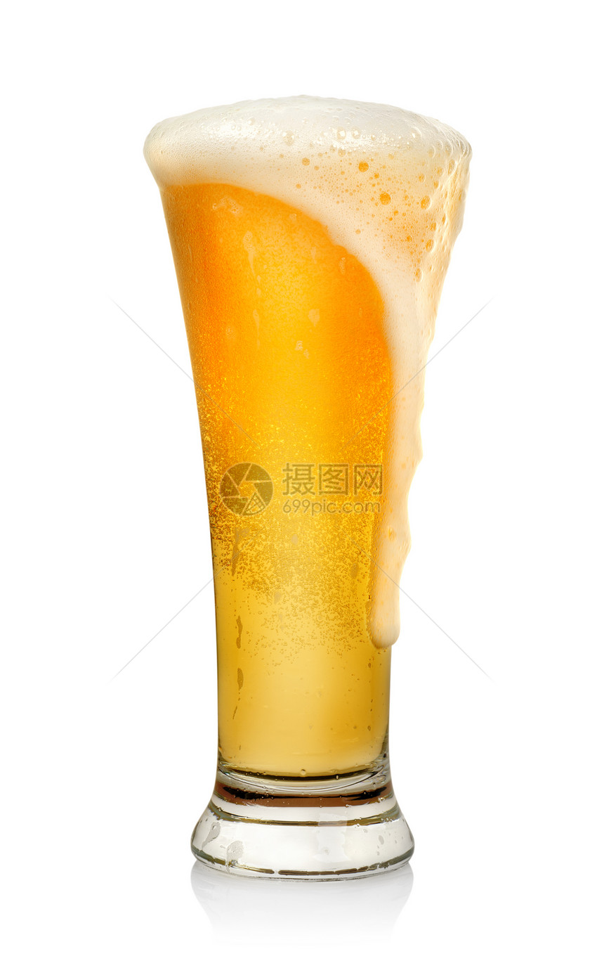 白色背景上孤立的啤酒杯图片