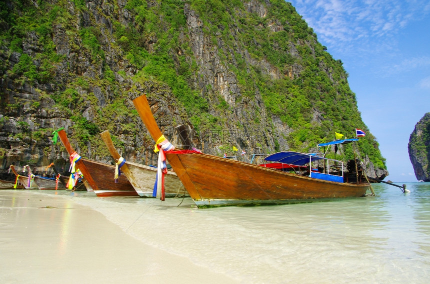 泰国安达曼海的热带滩长尾船图片
