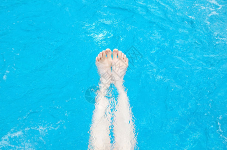 蓝色水上的人腿图片