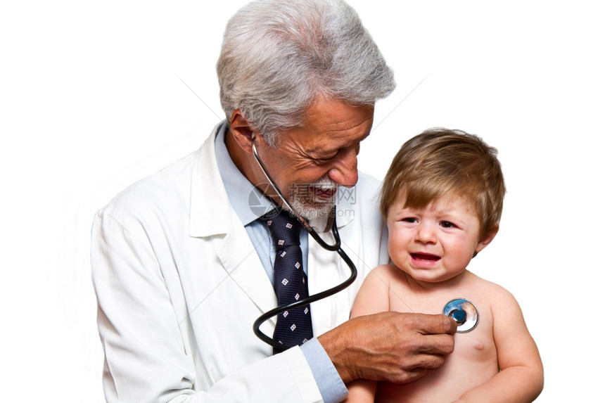 在医院检查一名儿童病人的男医生图片