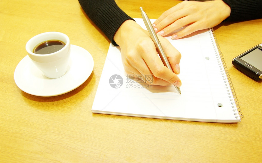 商业女人在空纸上写笔图片