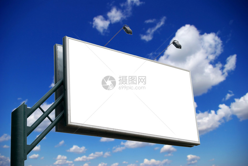 天空背景上的广告牌图片