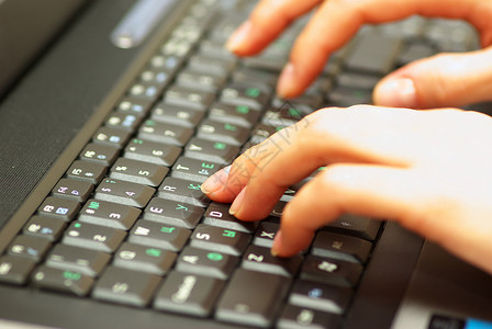 女用手在膝上型电脑键盘打字图片