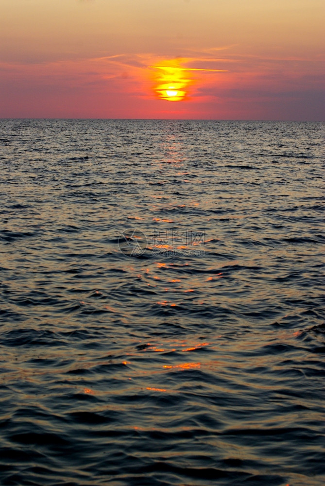 奇妙的日落在海面上图片