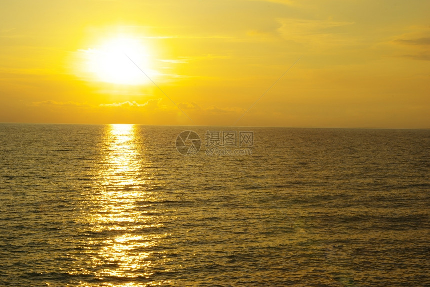 奇妙的日落在海面上图片