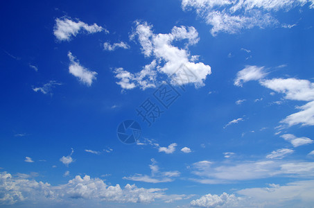 蓝色的天空有云太阳图片