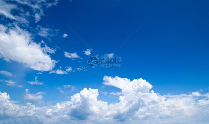 瓦蓝瓦蓝的天空中漂浮着一朵朵白云图片
