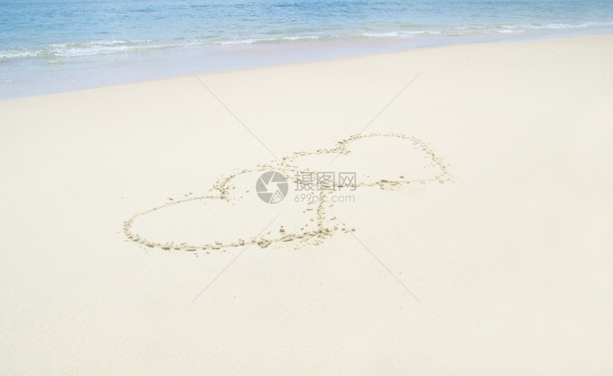 在沙中画起的心图片