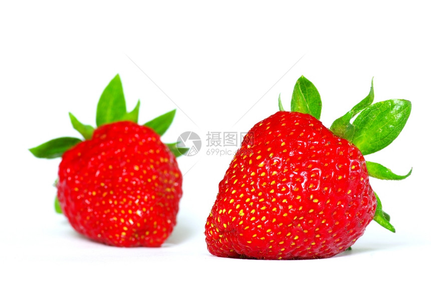 白色背景上隔离的新鲜草莓图片