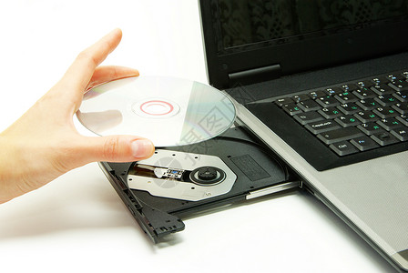 有打开cd托盘的黑笔记本电脑高清图片