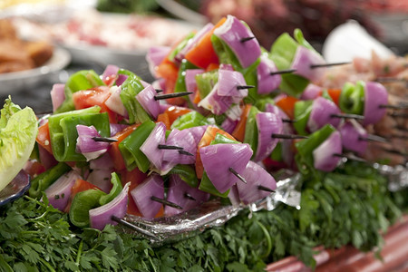 摩洛哥DjemmaElFna市场蔬菜烤肉串图片