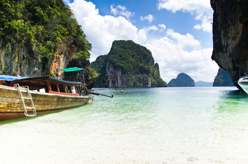 泰国安达曼海的热带滩长尾船图片