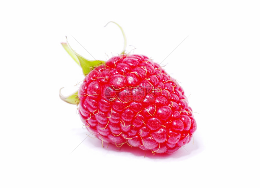 白色背景上隔离的新鲜raspberry关闭图片