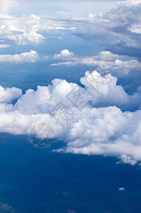 瓦蓝瓦蓝的天空中漂浮着一朵朵白云图片