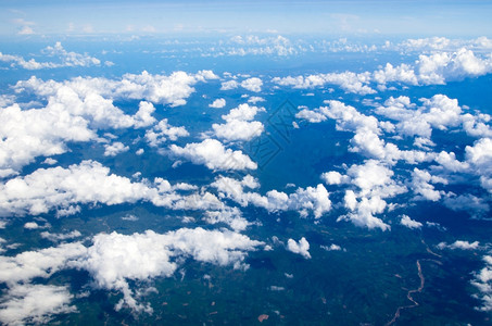 蓝天中的空中视图图片