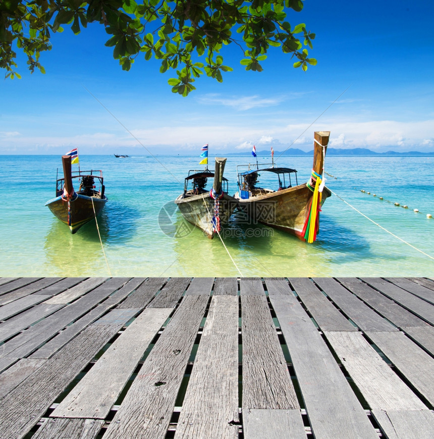 泰国安达曼海的渔船和岛屿图片