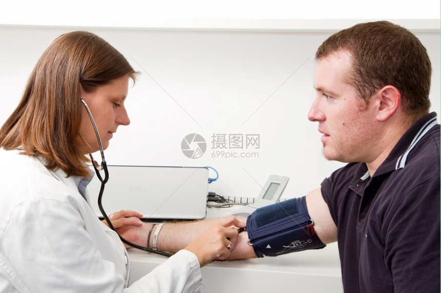 血压测量医生和病人图片