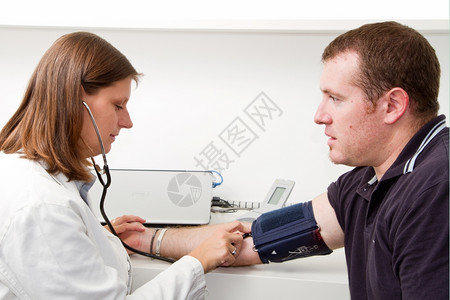 血压测量医生和病人图片