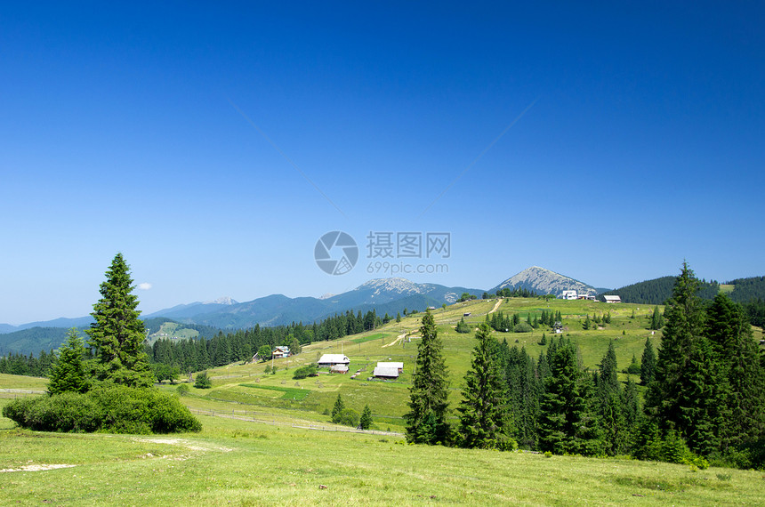 蓝色天空的山地图片