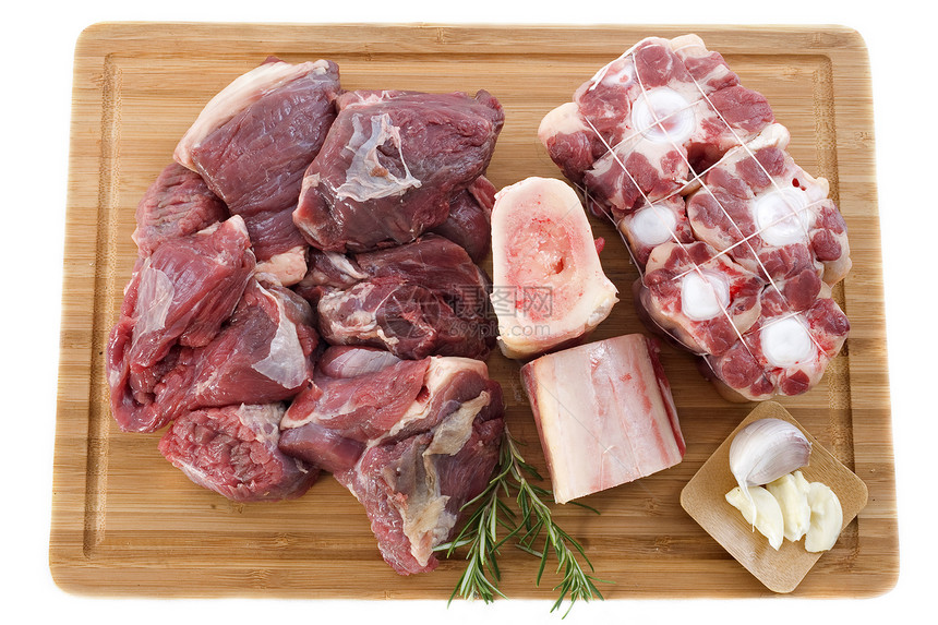 烹饪用的各种肉类和烹饪板上的锅炉图片