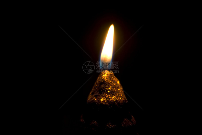 在黑色背景上关闭燃烧的蜡烛图片