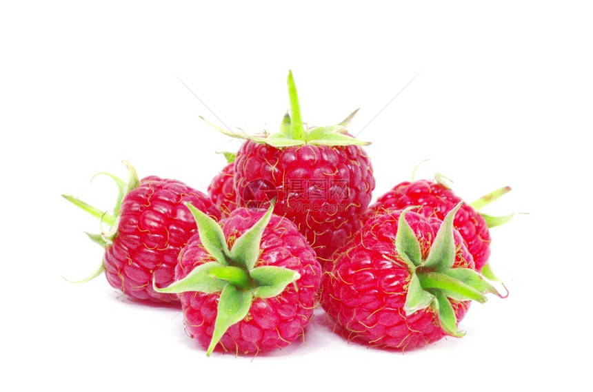 白色背景上隔离的新鲜raspberry关闭图片