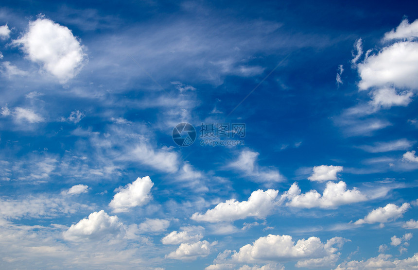 有白云的蓝天空图片