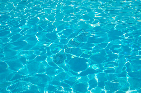 蓝池水有太阳反射背景图片