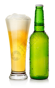 白背景的绿酒瓶和杯子啤高清图片