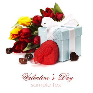 情人节日白色背景的礼物巧克力和花朵图片