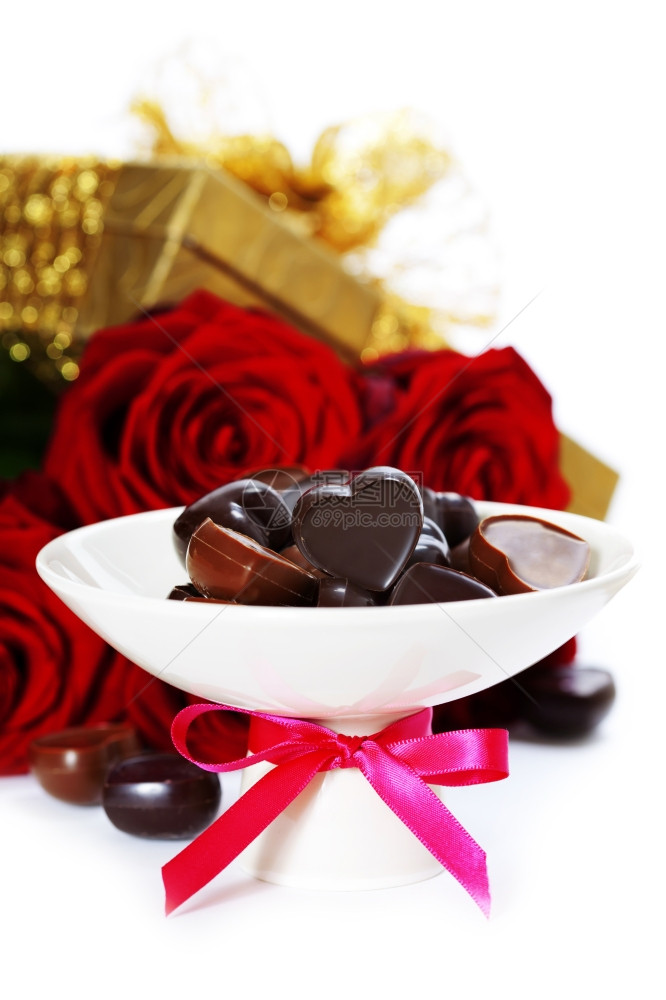 用于情人节的红玫瑰礼物和巧克力心图片