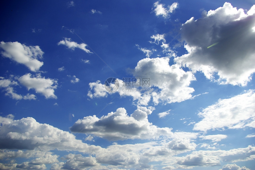 蓝天空背景云雾微小图片