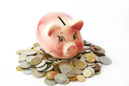 粉红小猪银行用硬币在白色背景中孤立背景