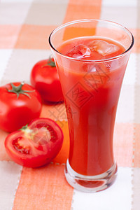 新鲜西红柿和一杯番茄汁图片