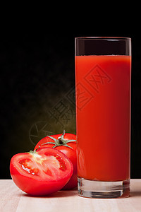 新鲜西红柿和一杯番茄汁图片