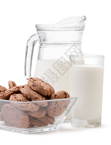 白色背景的玻璃牛奶和巧克力曲奇饼图片