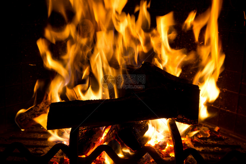 在壁炉燃烧和发光的木柴碎片图片
