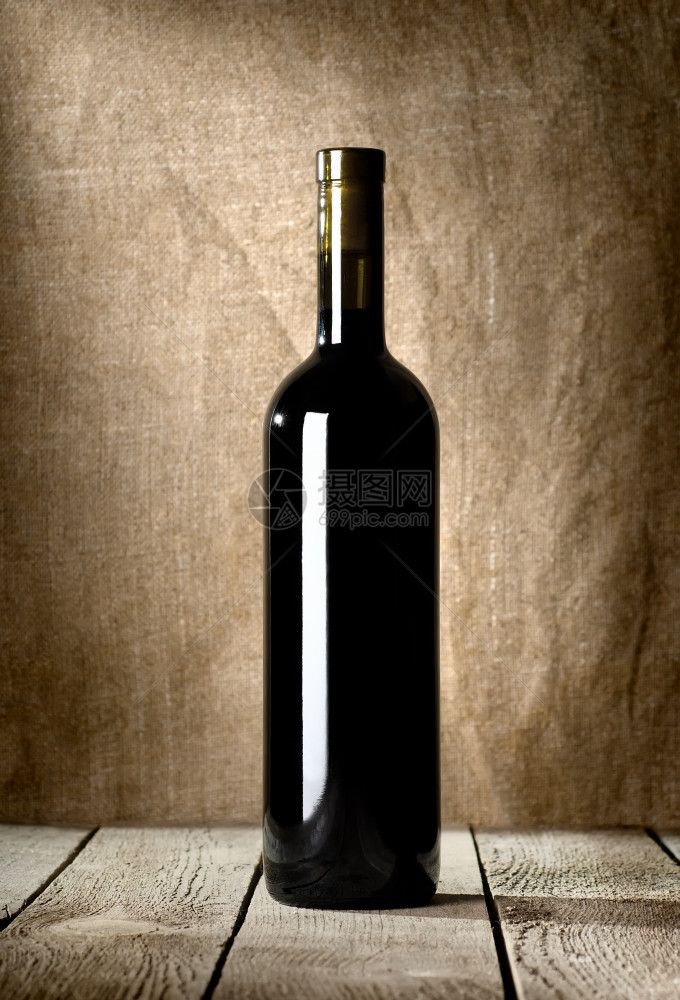 画布背景上的黑葡萄酒图片