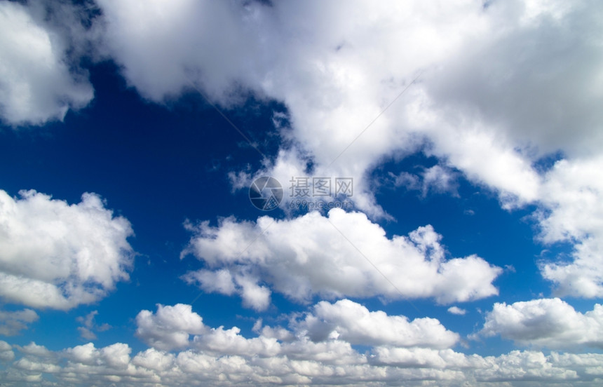 蓝天空背景云雾微小图片