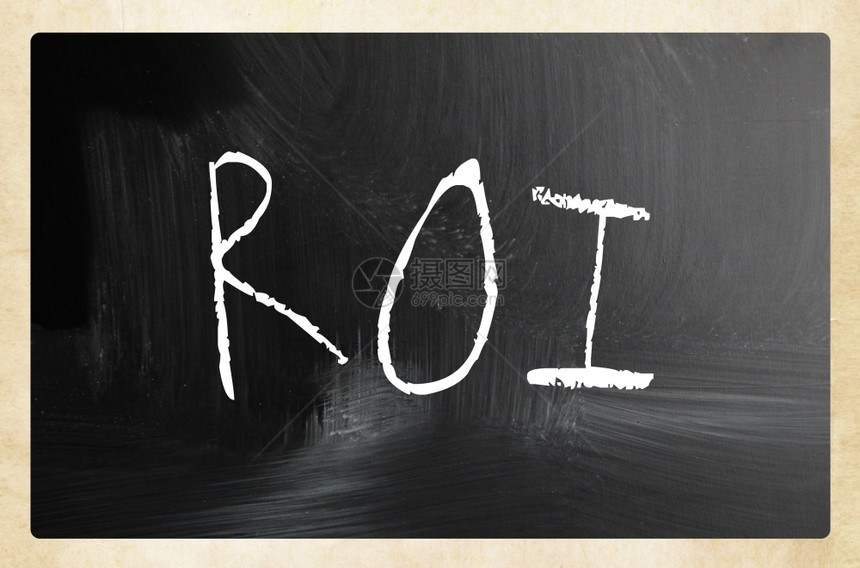 在黑板上用白粉笔手写的ROI这个词图片