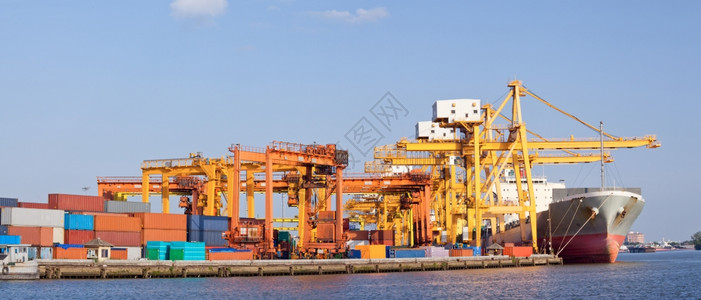 货运工业船舶在终点港卸货物的全景图片