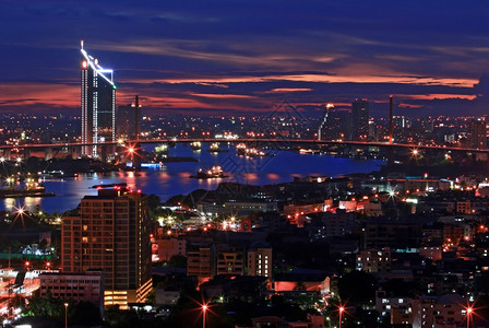黄昏顶端的曼谷天空线图片
