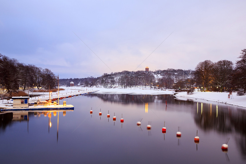 瑞典斯德哥尔摩冬季湖景观图片